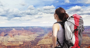 Junges Mädchen mit Rucksack